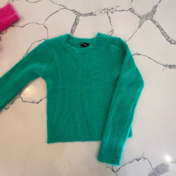 green sweater. - Picture 2 of 3